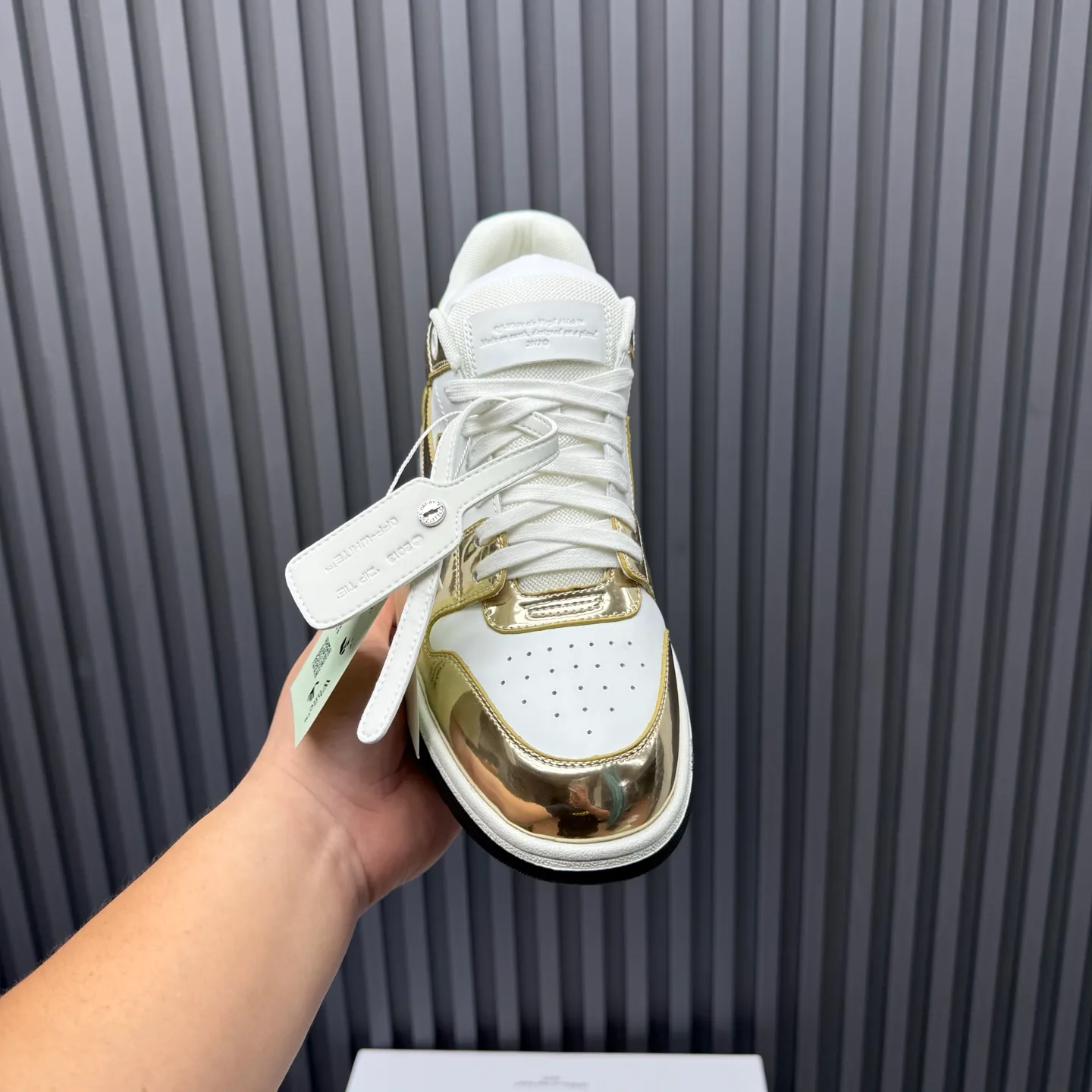 【off- white】P: 620💰Couple model👫, Size: 35-44 (Customized for men 38.45.46) High-quality version👊 "Out of office" series original molding, original lasting, production process 1:1 Original ➰OFF GRAY WHITE OW ➰ First-layer cowhide Imported skin-friendly and environmentally friendly polyester mesh Original molding high elastic and environmentally friendly molding pad Made with the original lasting process. The original molded rubber outsole (never yellows and deforms) has a super correct shape, bright color and strong three-dimensional effect👍. Packaging💯Full set of packaging synchronized with the official website (branded paper, certificate of quality, branded cloth bag)